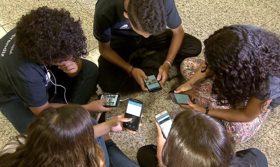 Pesquisa revela rejeição de 82% ao uso de celular por bebês
