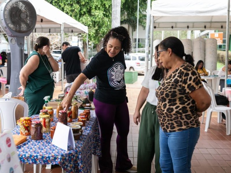 Praça Alencastro recebe feira com gastronomia, feira de livros, adoção de cães e sorteios de TVs