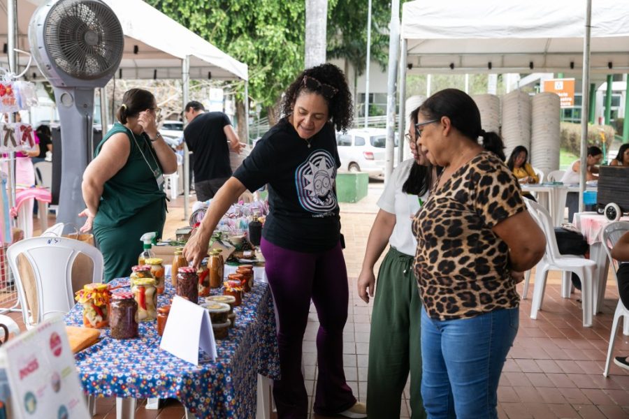 Praça Alencastro recebe feira com gastronomia, feira de livros, adoção de cães e sorteios de TVs
