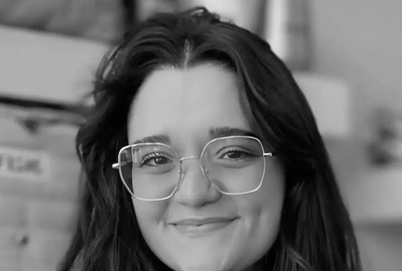 Professora de inglês morre ao tentar ajudar aluno preso no banheiro da escola