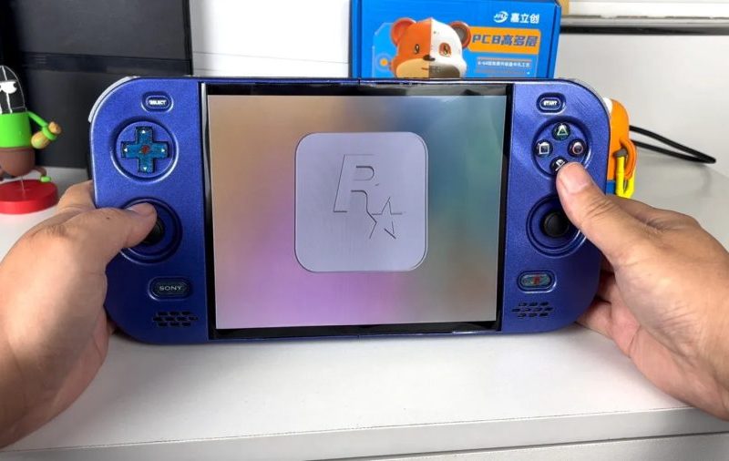 PS2 DUO transforma consoles quebrados em portátil dobrável