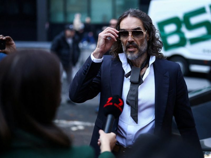 Russell Brand depõe em julgamento por estupro e nega todas as acusações
