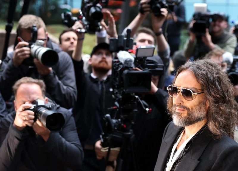 Julgamento de Russell Brand: ator é acusado de estupro no Reino Unido