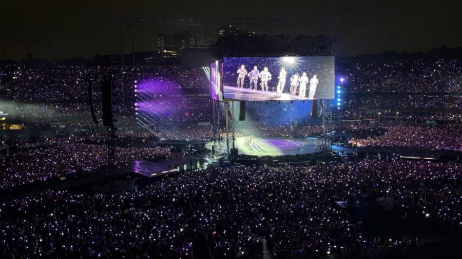 Show do BTS: por que quem estava na pista ouviu a arquibancada cantar “atrasada”?