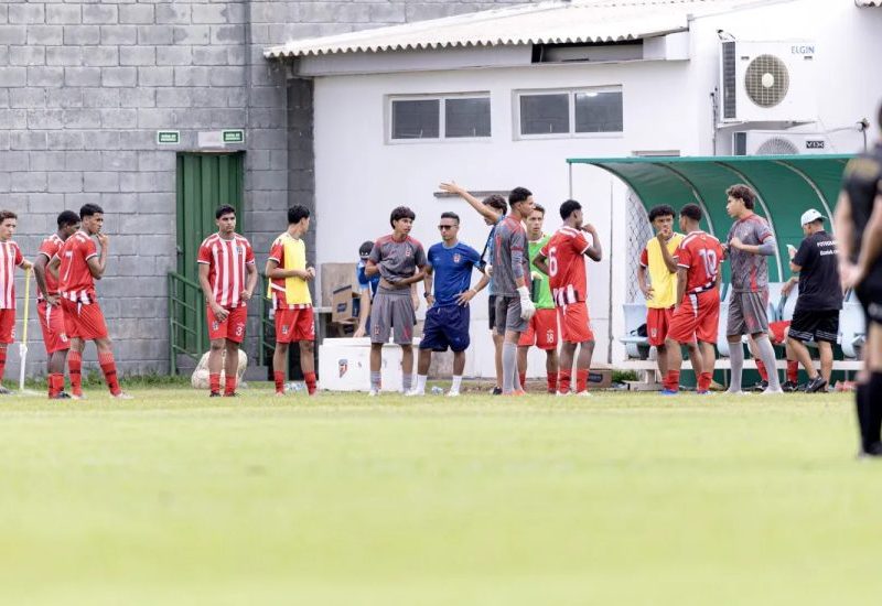 Técnico agride árbitro com soco e cabeçada em jogo Sub-17