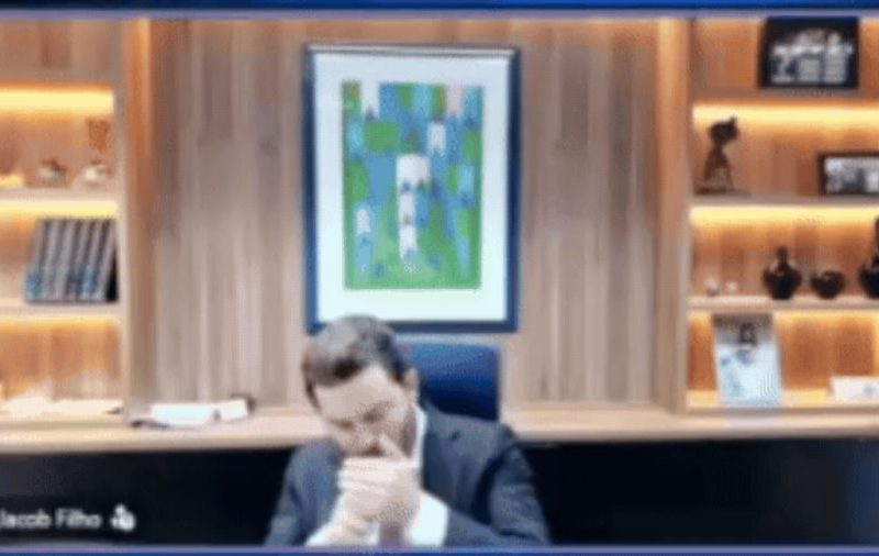Advogado fuma ao vivo em audiência virtual do TJMT
