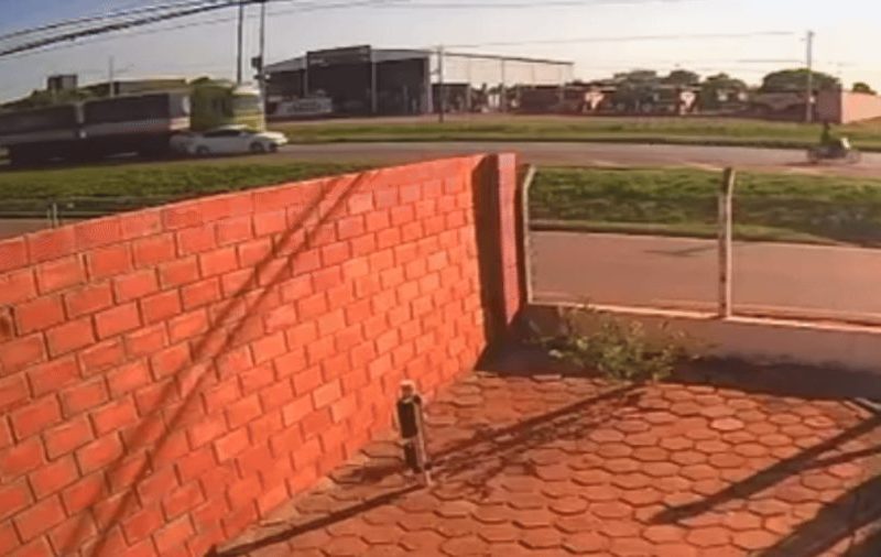 VÍDEO: carro perde controle ao passar ao lado de carreta e é arrastado em MT
