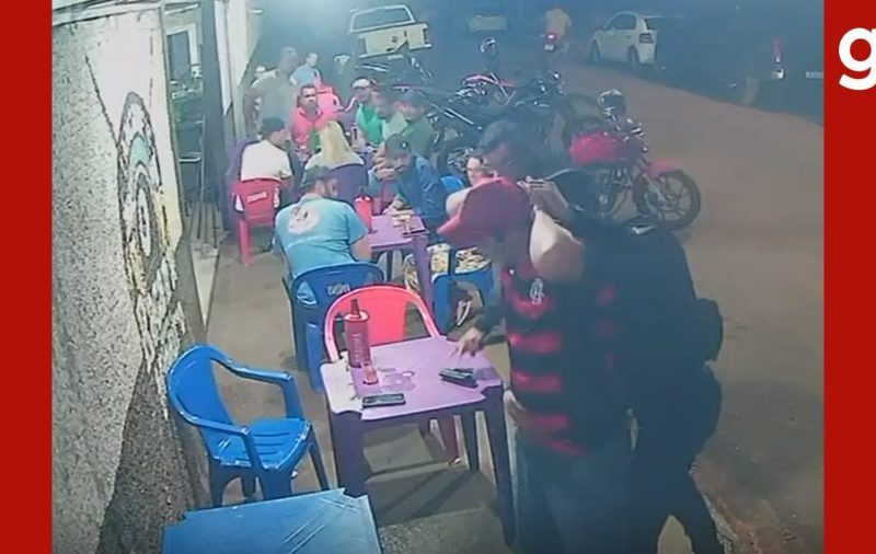 VÍDEO: homem é detido em bar após ser flagrado com arma falsa em MT