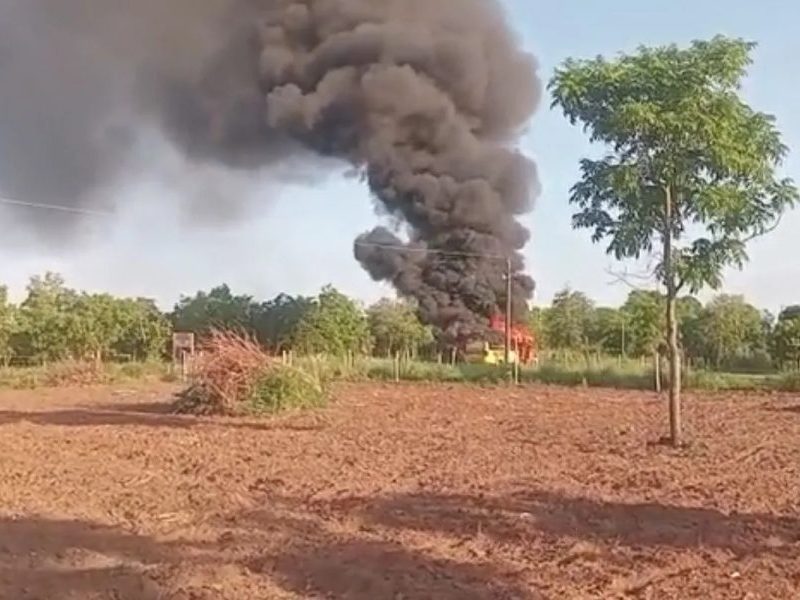 Ônibus escolar pega fogo em Chapada dos Guimarães; veja vídeo
